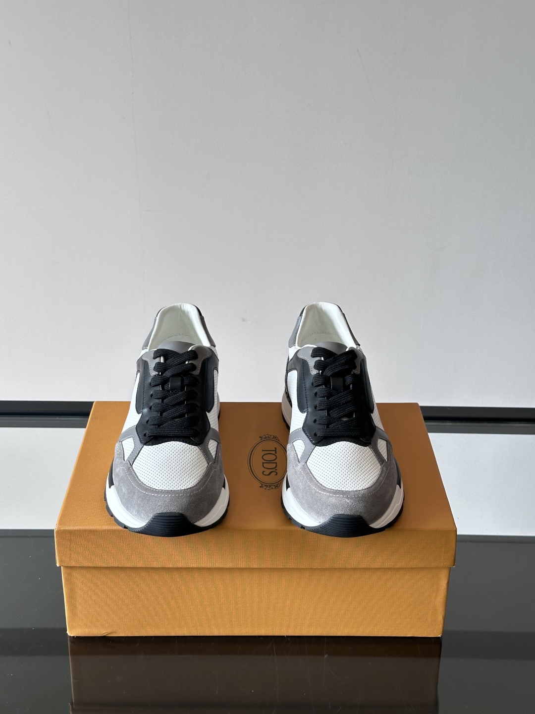 TOD'S/托德斯 新款男士拼接运动鞋，本款运动鞋以多材质拼接而成，绒面牛皮革和光滑小牛皮制作，立体几何