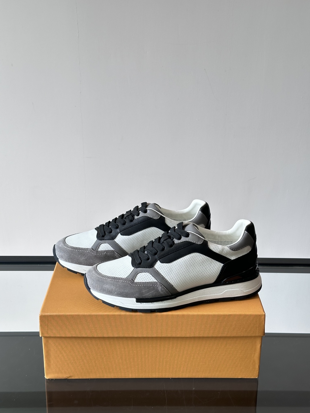 TOD'S/托德斯 新款男士拼接运动鞋，本款运动鞋以多材质拼接而成，绒面牛皮革和光滑小牛皮制作，立体几何