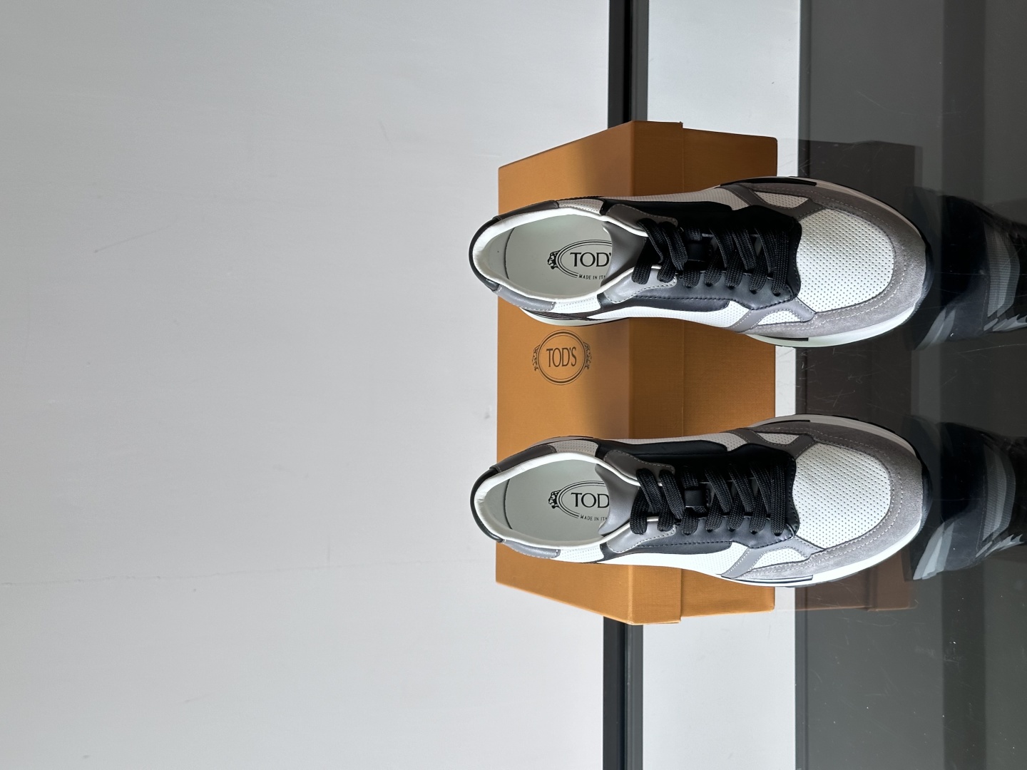 TOD'S/托德斯 新款男士拼接运动鞋，本款运动鞋以多材质拼接而成，绒面牛皮革和光滑小牛皮制作，立体几何