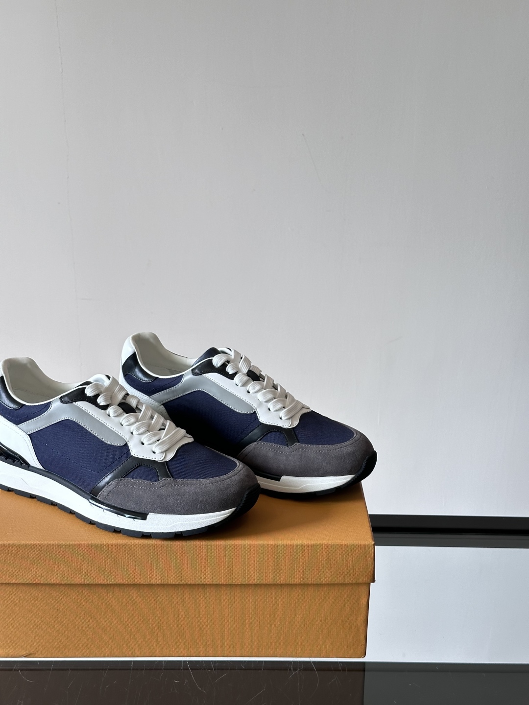 TOD'S/托德斯 新款男士拼接运动鞋，本款运动鞋以多材质拼接而成，透气网布、绒面牛皮革和光滑小牛皮制作