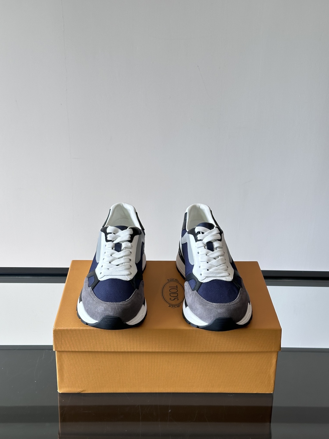 TOD'S/托德斯 新款男士拼接运动鞋，本款运动鞋以多材质拼接而成，透气网布、绒面牛皮革和光滑小牛皮制作