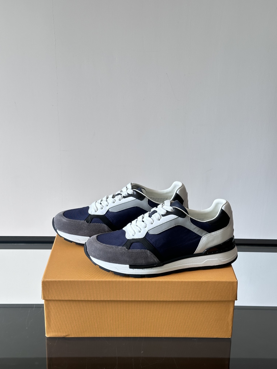 TOD'S/托德斯 新款男士拼接运动鞋，本款运动鞋以多材质拼接而成，透气网布、绒面牛皮革和光滑小牛皮制作