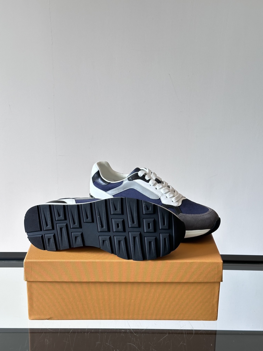 TOD'S/托德斯 新款男士拼接运动鞋，本款运动鞋以多材质拼接而成，透气网布、绒面牛皮革和光滑小牛皮制作