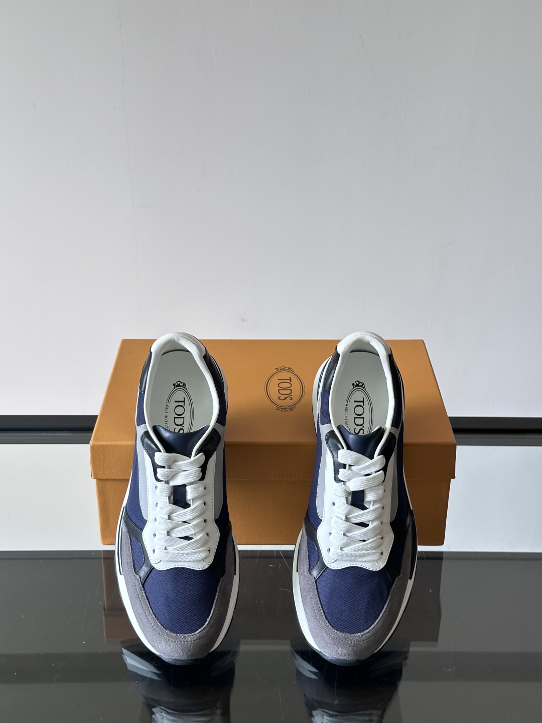 TOD'S/托德斯 新款男士拼接运动鞋，本款运动鞋以多材质拼接而成，透气网布、绒面牛皮革和光滑小牛皮制作