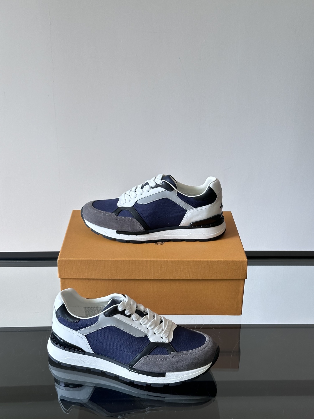 TOD'S/托德斯 新款男士拼接运动鞋，本款运动鞋以多材质拼接而成，透气网布、绒面牛皮革和光滑小牛皮制作
