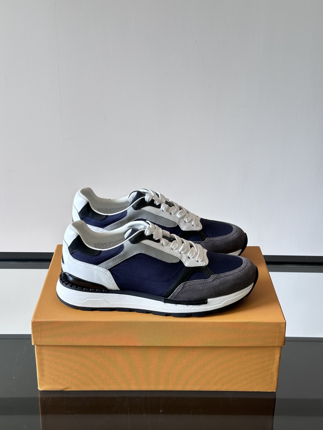 TOD'S/托德斯 新款男士拼接运动鞋，本款运动鞋以多材质拼接而成，透气网布、绒面牛皮革和光滑小牛皮制作