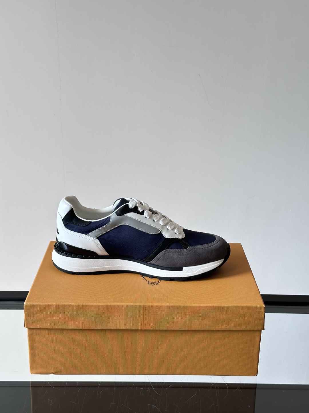 TOD'S/托德斯 新款男士拼接运动鞋，本款运动鞋以多材质拼接而成，透气网布、绒面牛皮革和光滑小牛皮制作