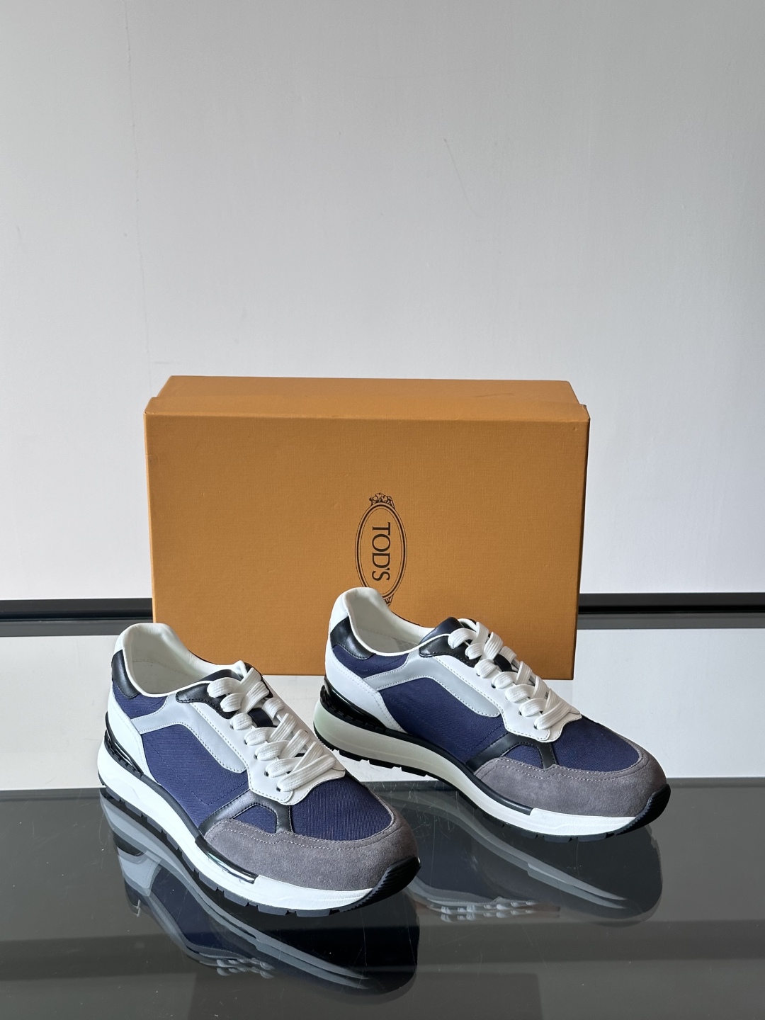 TOD'S/托德斯 新款男士拼接运动鞋，本款运动鞋以多材质拼接而成，透气网布、绒面牛皮革和光滑小牛皮制作