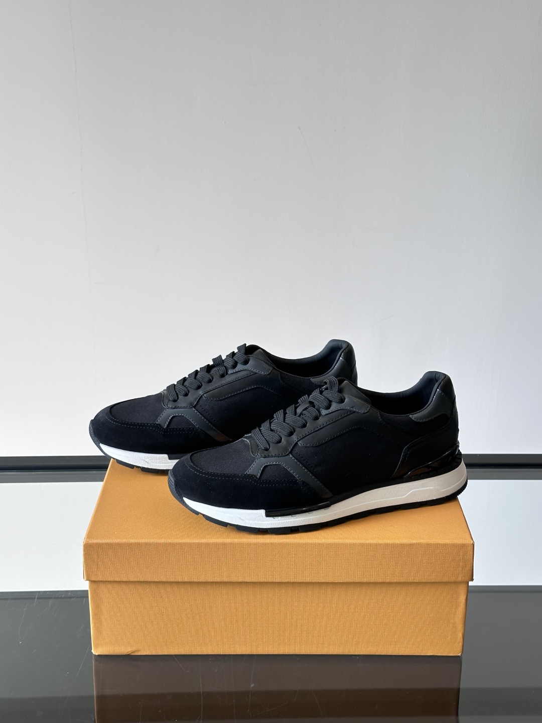 TOD'S/托德斯 新款男士拼接运动鞋，本款运动鞋以多材质拼接而成，透气网布、绒面牛皮革和光滑小牛皮制作