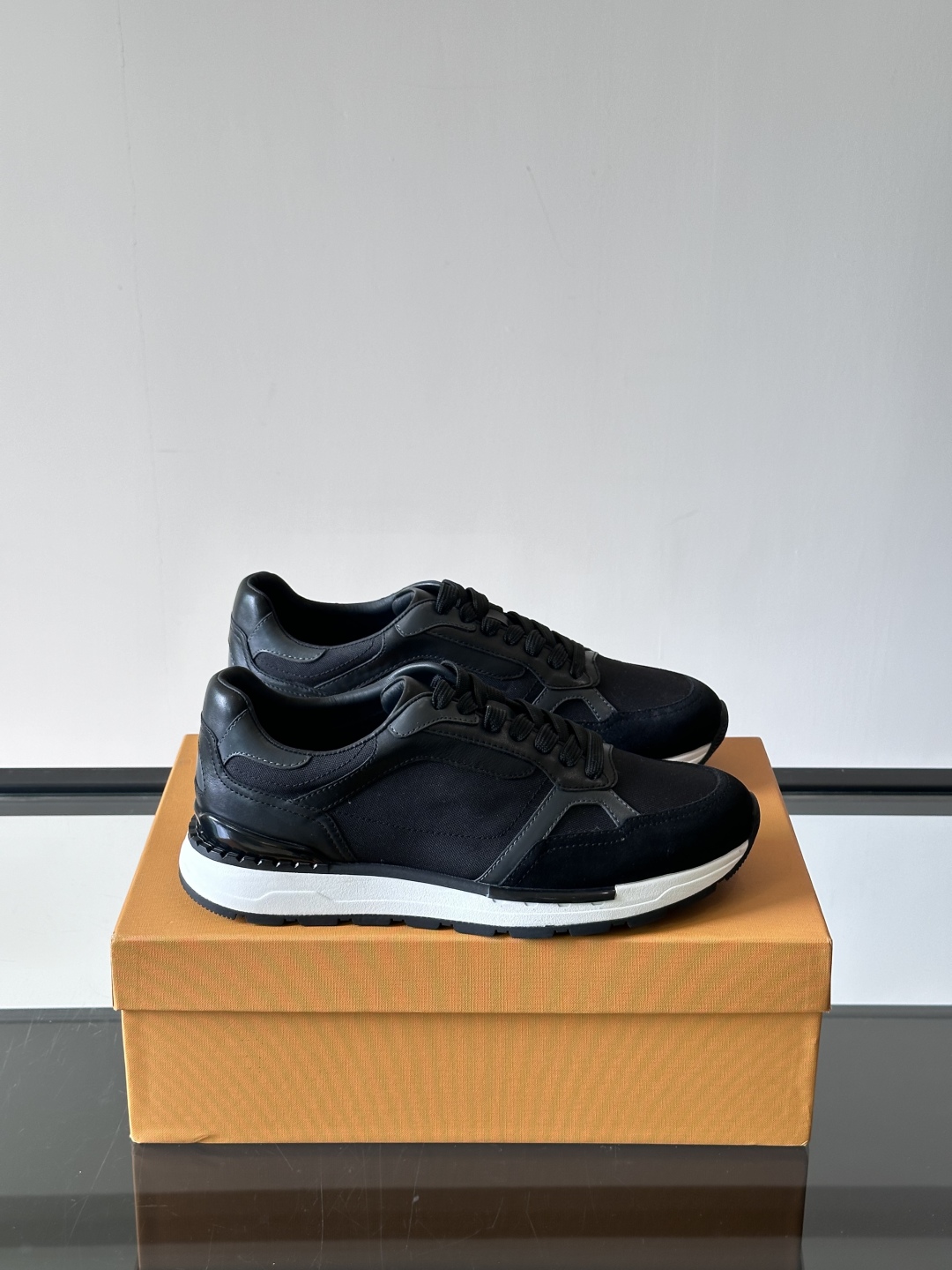 TOD'S/托德斯 新款男士拼接运动鞋，本款运动鞋以多材质拼接而成，透气网布、绒面牛皮革和光滑小牛皮制作