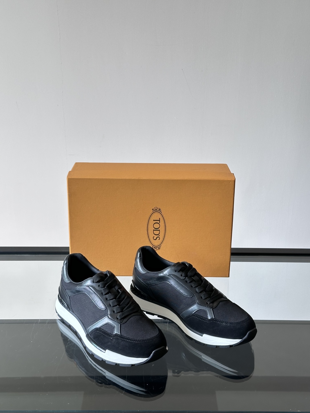 TOD'S/托德斯 新款男士拼接运动鞋，本款运动鞋以多材质拼接而成，透气网布、绒面牛皮革和光滑小牛皮制作