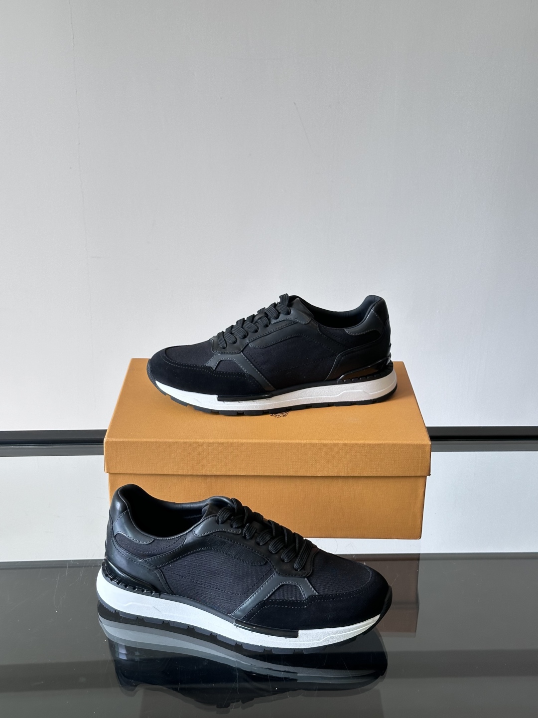 TOD'S/托德斯 新款男士拼接运动鞋，本款运动鞋以多材质拼接而成，透气网布、绒面牛皮革和光滑小牛皮制作