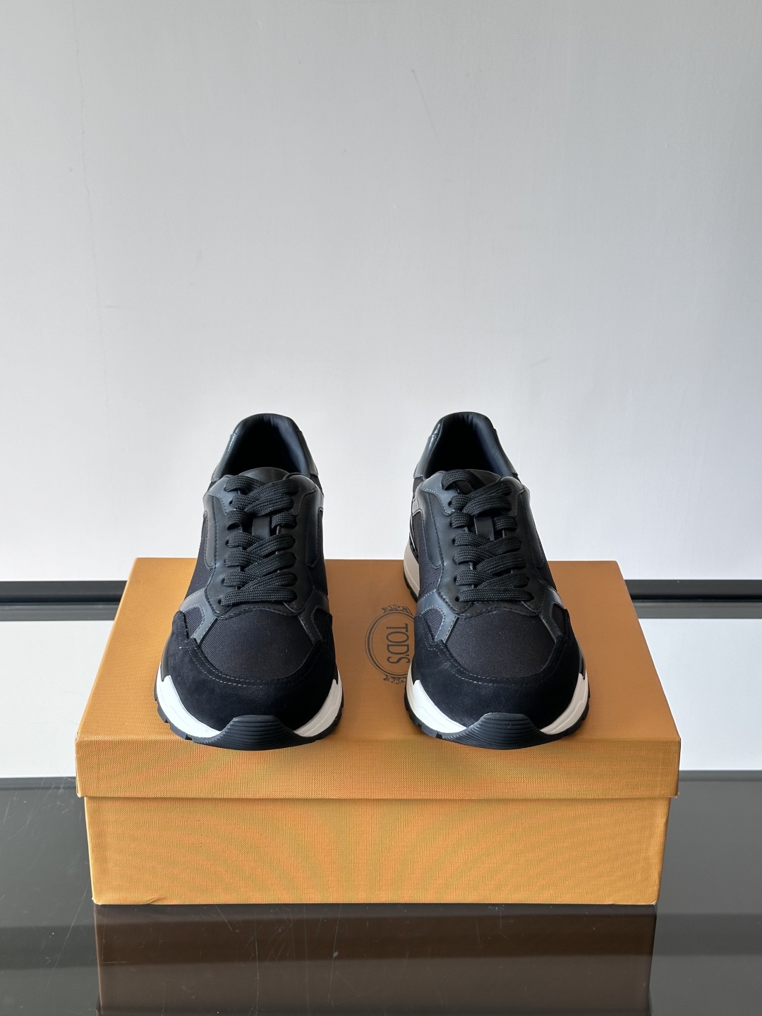 TOD'S/托德斯 新款男士拼接运动鞋，本款运动鞋以多材质拼接而成，透气网布、绒面牛皮革和光滑小牛皮制作