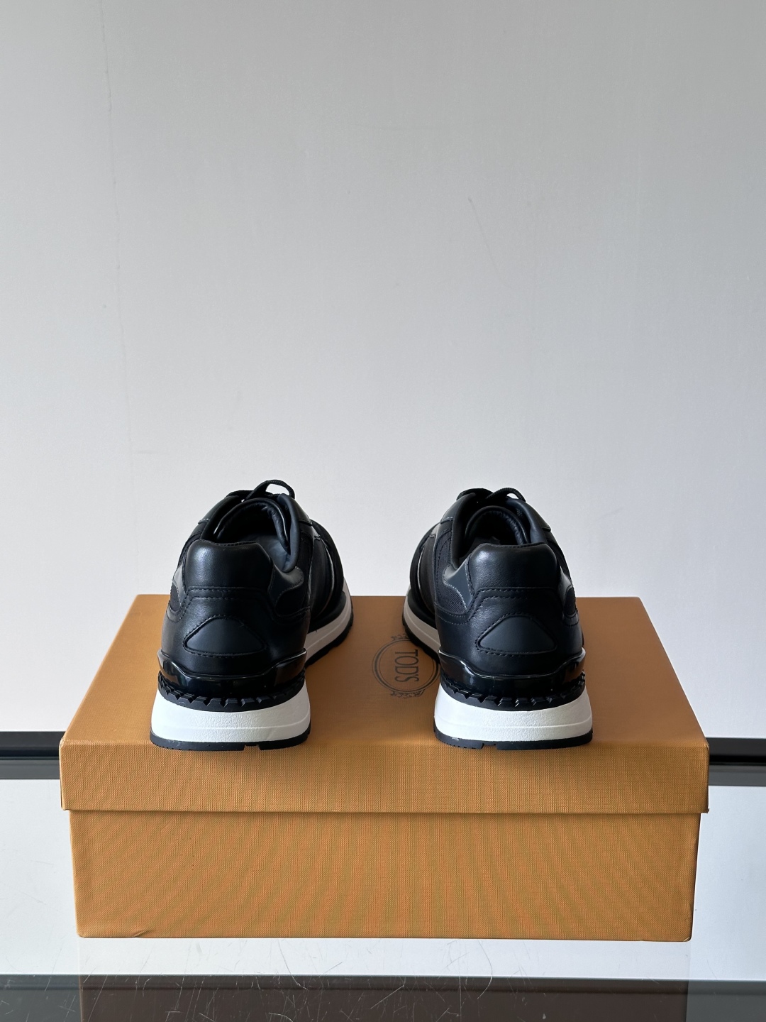 TOD'S/托德斯 新款男士拼接运动鞋，本款运动鞋以多材质拼接而成，透气网布、绒面牛皮革和光滑小牛皮制作