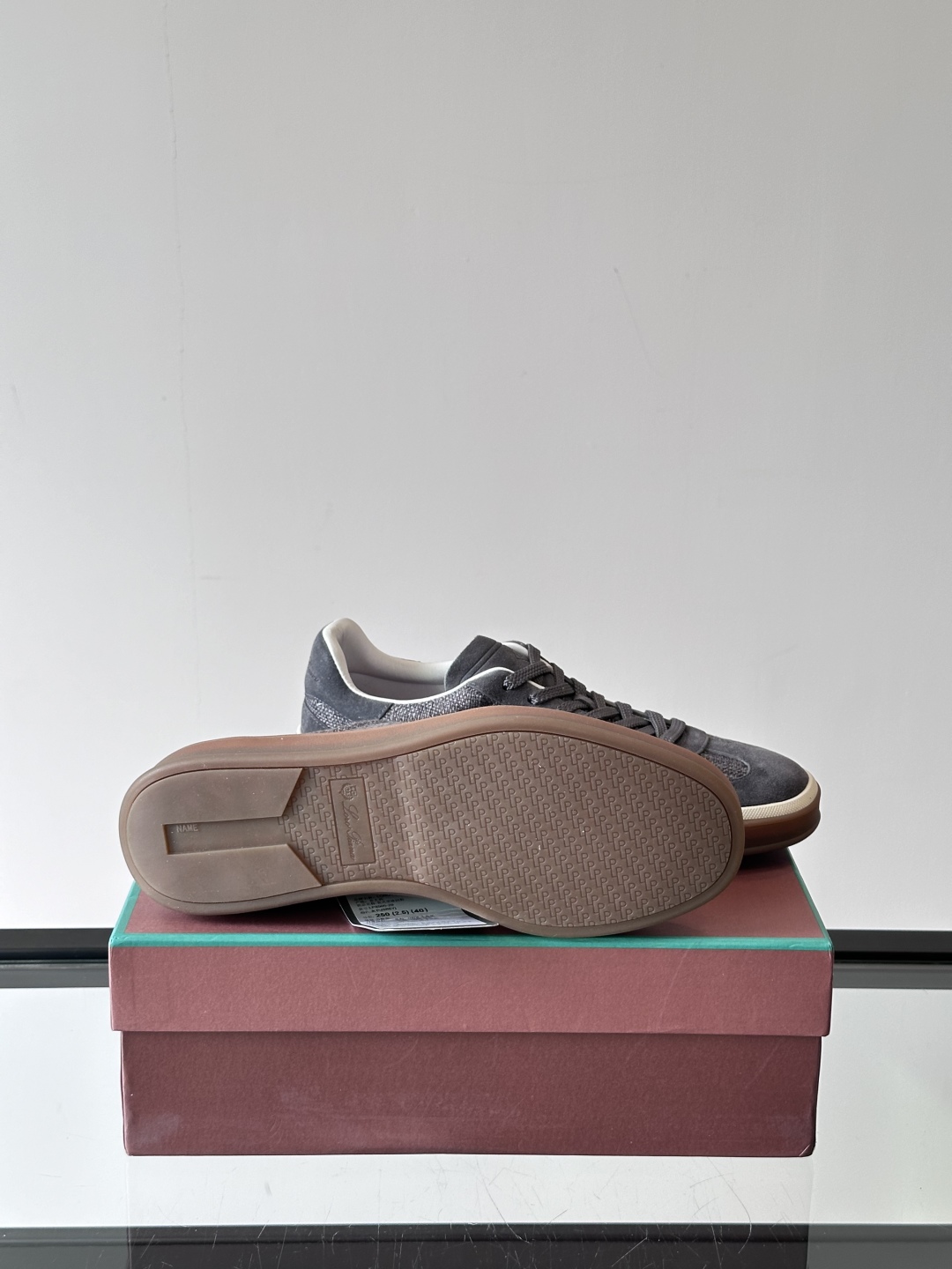 LoroPiana/诺悠翩雅 WeekendWalk男士新款运动鞋，采用轻盈防皱的纤维面料，鞋面绒面革嵌