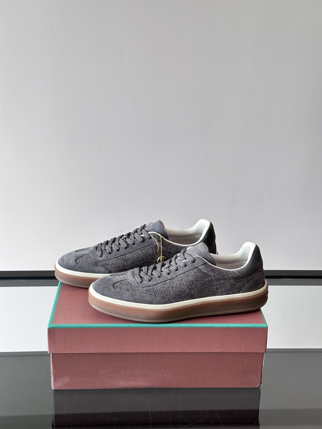 LoroPiana/诺悠翩雅 WeekendWalk男士新款运动鞋，采用轻盈防皱的纤维面料，鞋面绒面革嵌