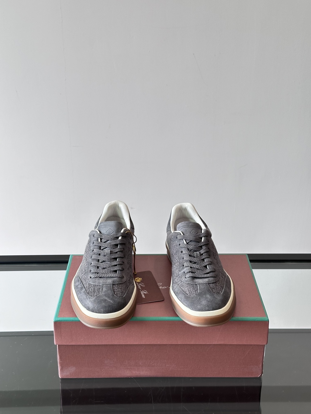 LoroPiana/诺悠翩雅 WeekendWalk男士新款运动鞋，采用轻盈防皱的纤维面料，鞋面绒面革嵌