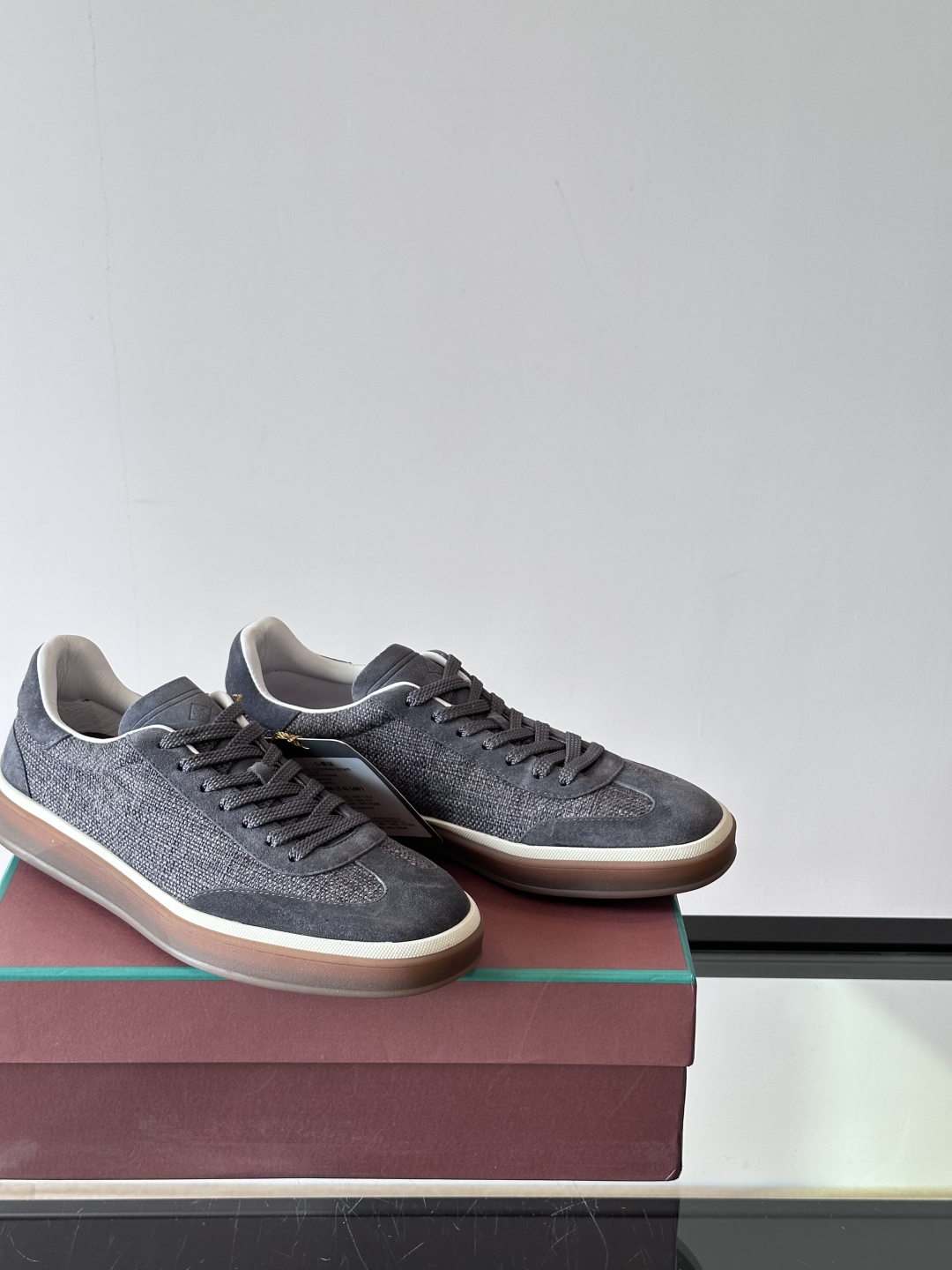 LoroPiana/诺悠翩雅 WeekendWalk男士新款运动鞋，采用轻盈防皱的纤维面料，鞋面绒面革嵌