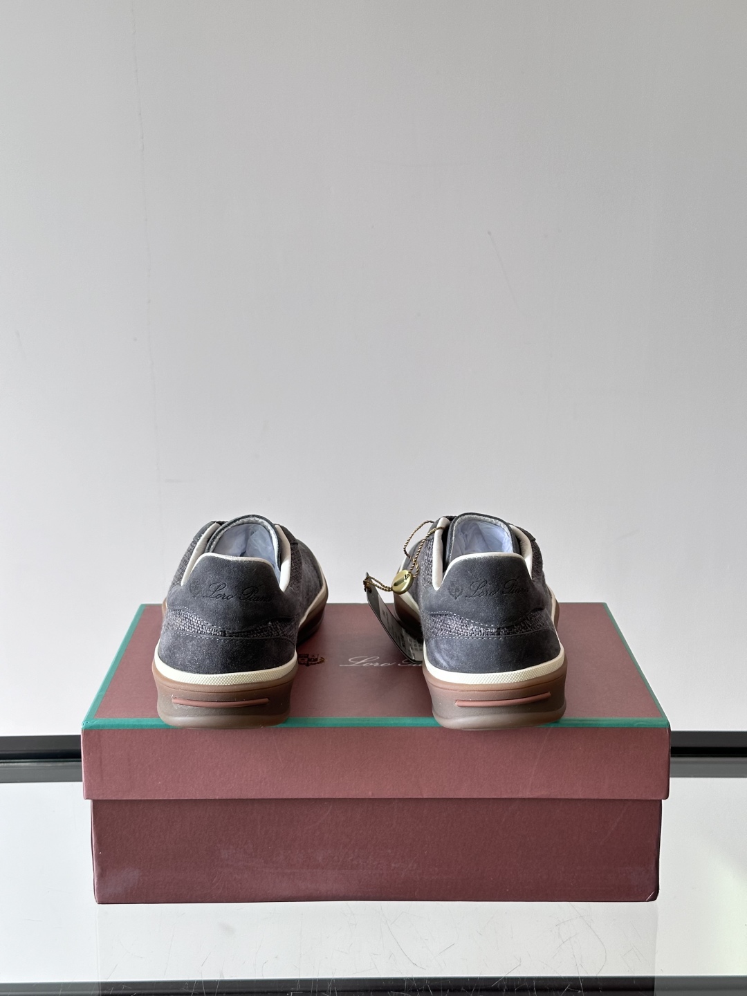 LoroPiana/诺悠翩雅 WeekendWalk男士新款运动鞋，采用轻盈防皱的纤维面料，鞋面绒面革嵌