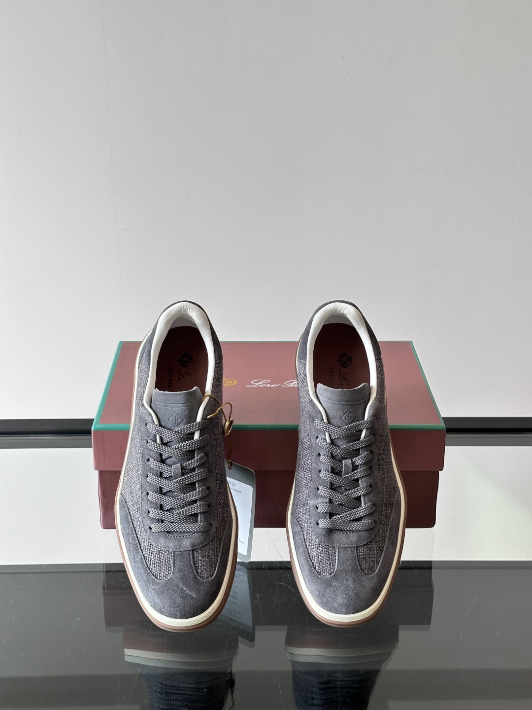 LoroPiana/诺悠翩雅 WeekendWalk男士新款运动鞋，采用轻盈防皱的纤维面料，鞋面绒面革嵌