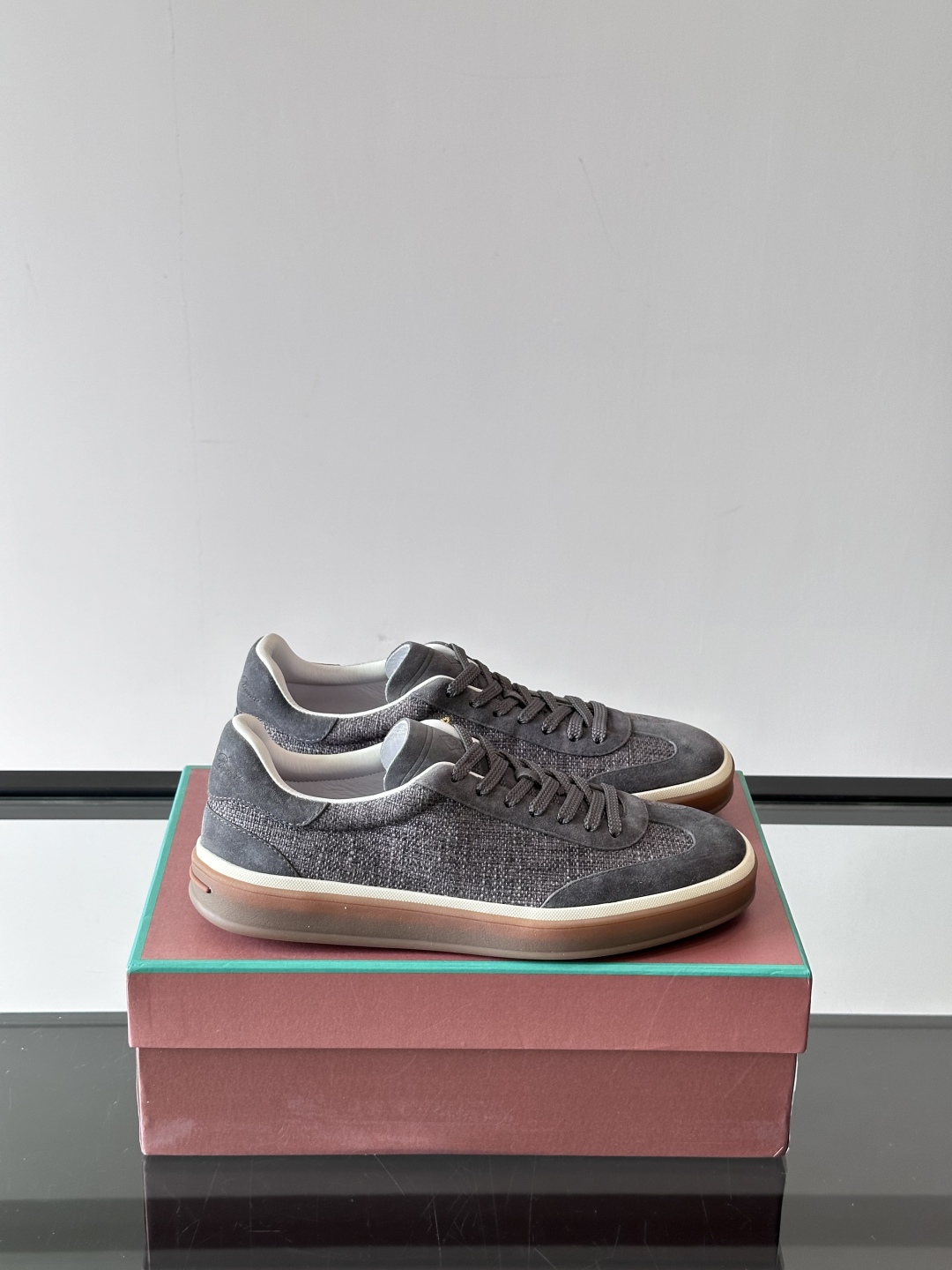 LoroPiana/诺悠翩雅 WeekendWalk男士新款运动鞋，采用轻盈防皱的纤维面料，鞋面绒面革嵌