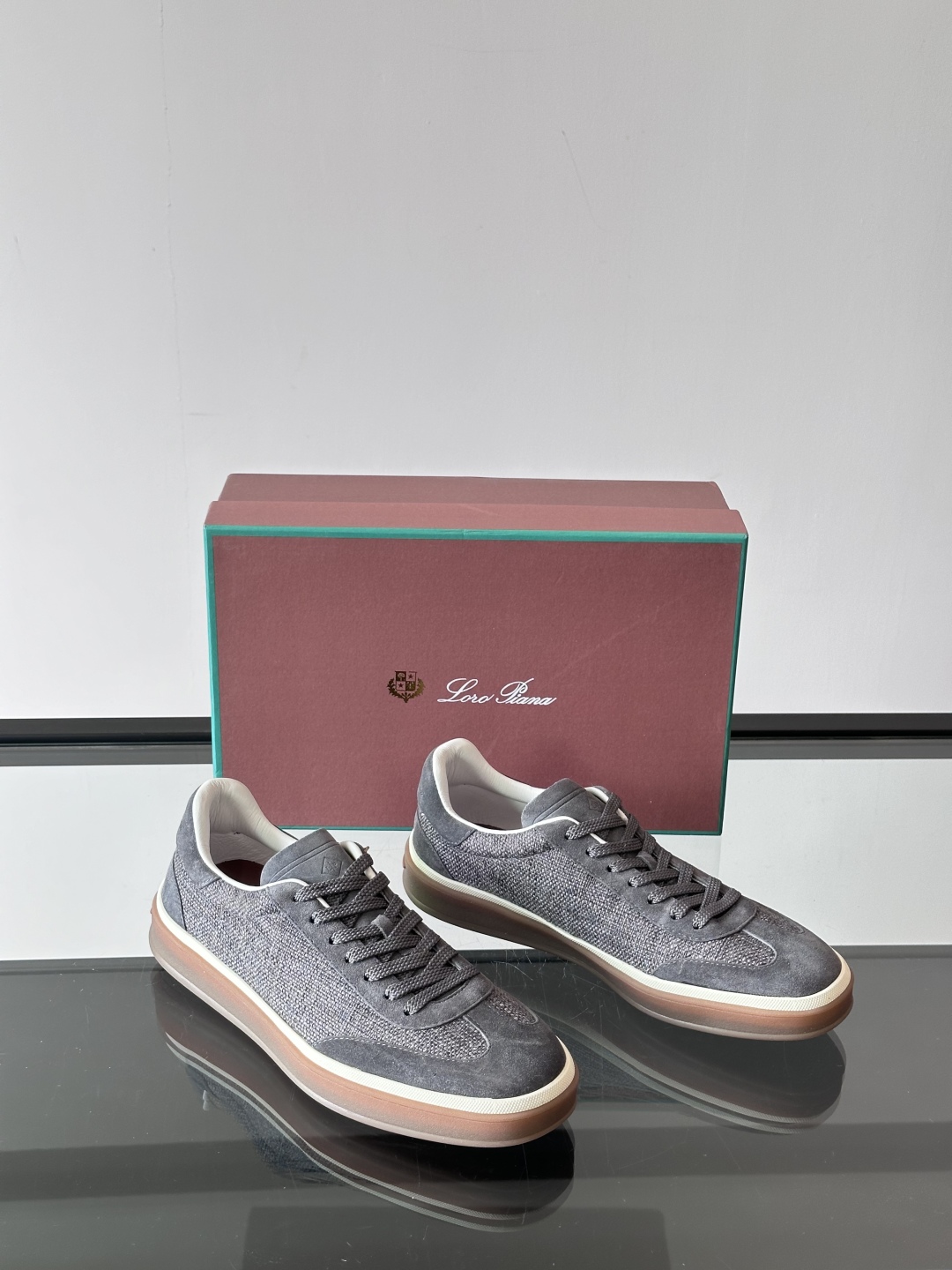 LoroPiana/诺悠翩雅 WeekendWalk男士新款运动鞋，采用轻盈防皱的纤维面料，鞋面绒面革嵌