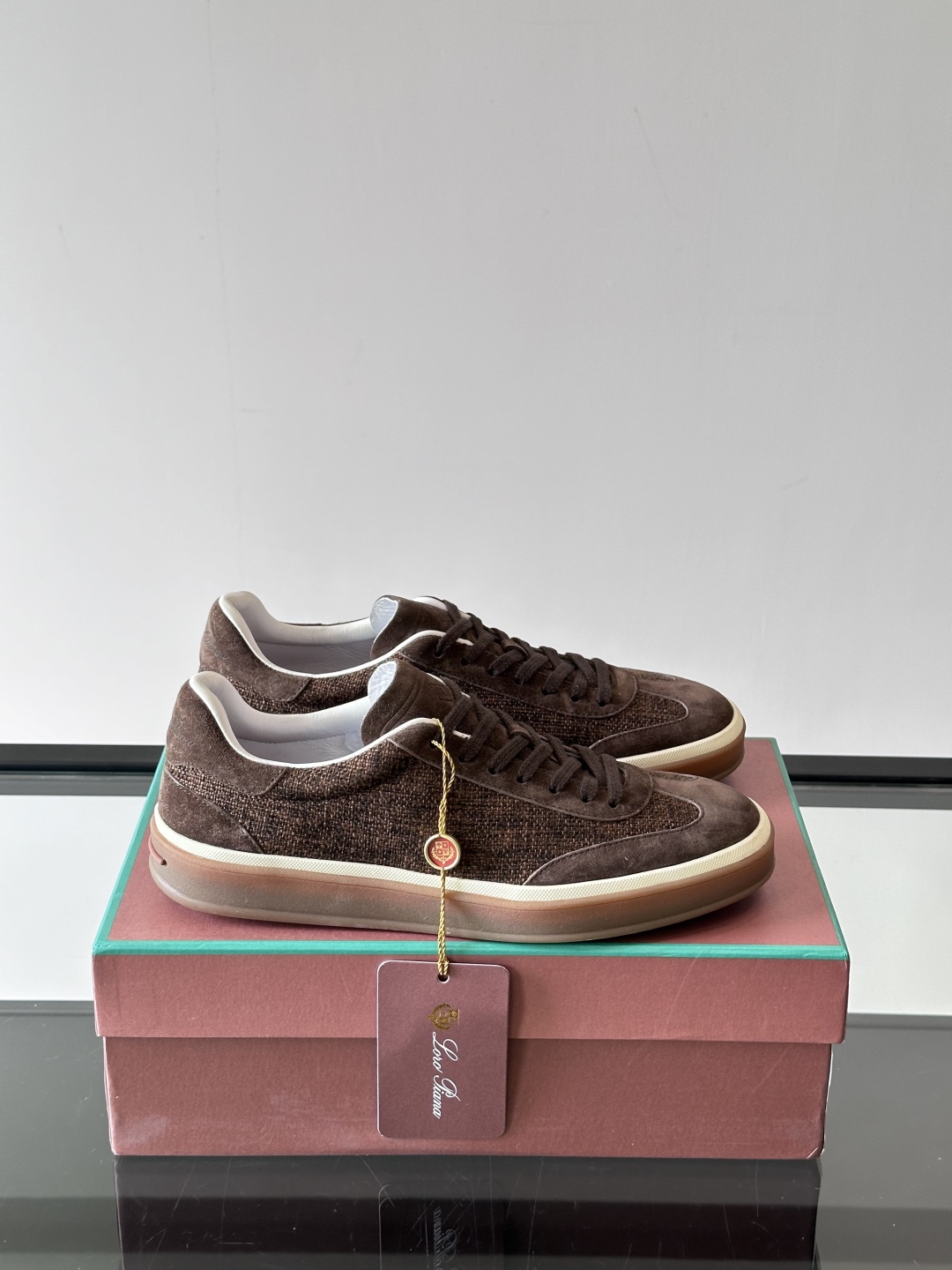 LoroPiana/诺悠翩雅 WeekendWalk男士新款运动鞋，采用轻盈防皱的纤维面料，鞋面绒面革嵌