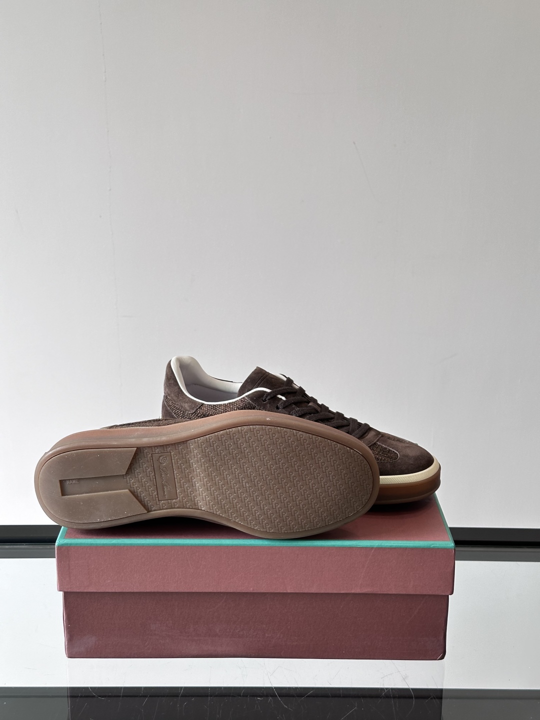 LoroPiana/诺悠翩雅 WeekendWalk男士新款运动鞋，采用轻盈防皱的纤维面料，鞋面绒面革嵌