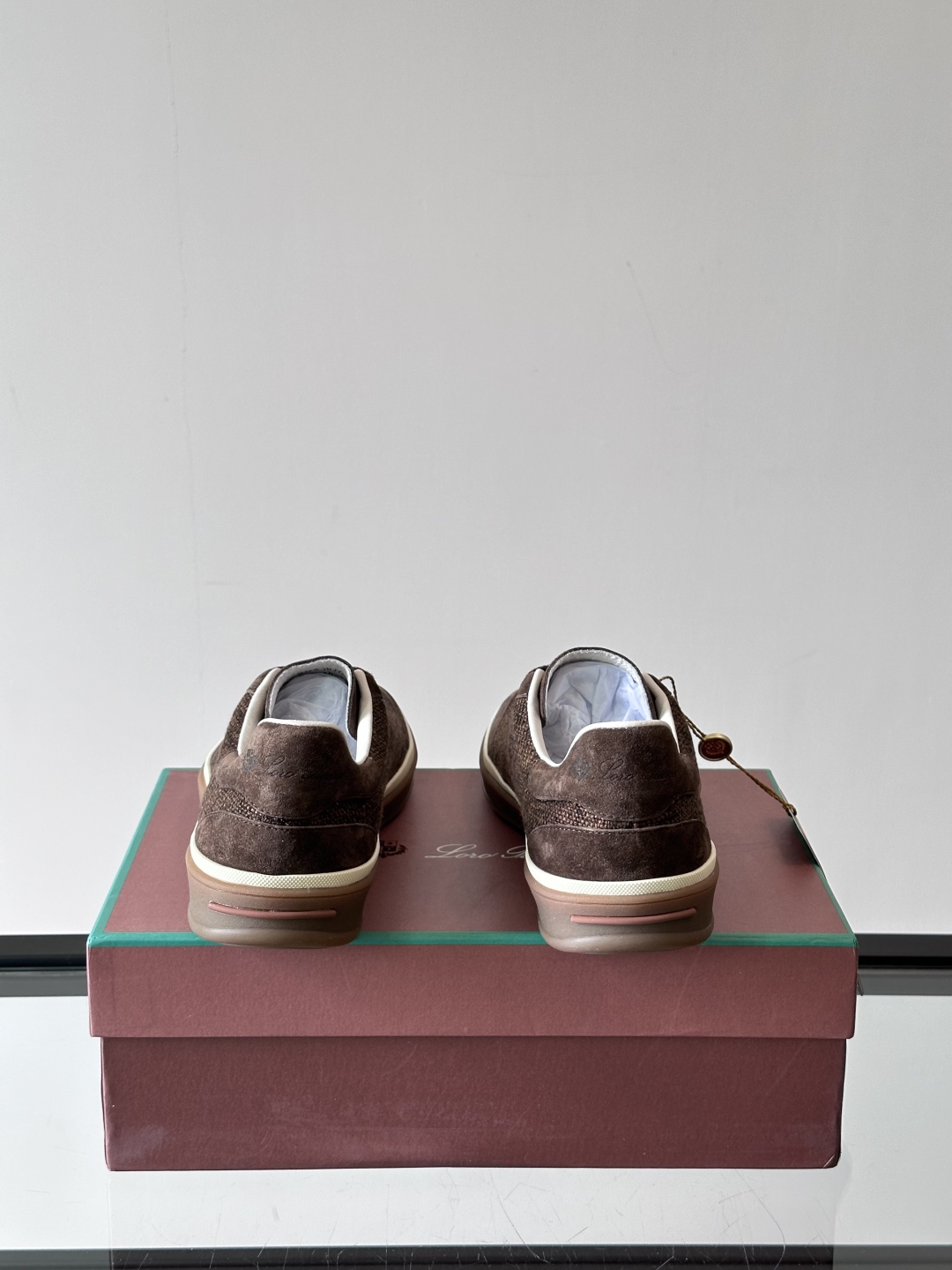 LoroPiana/诺悠翩雅 WeekendWalk男士新款运动鞋，采用轻盈防皱的纤维面料，鞋面绒面革嵌