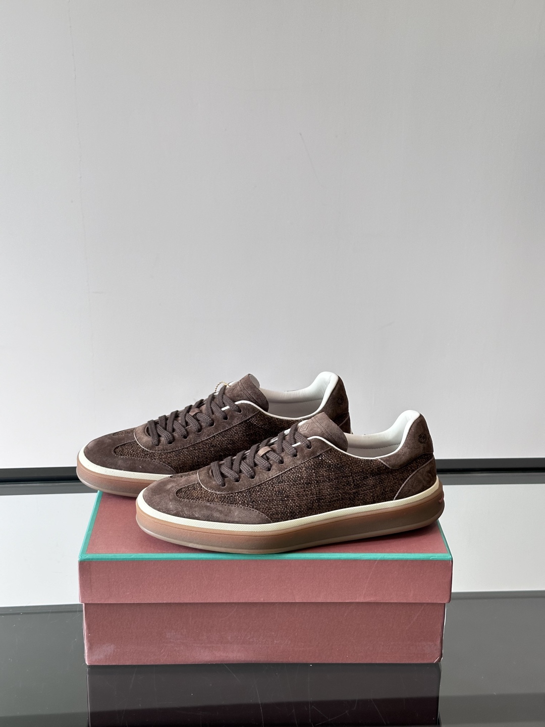 LoroPiana/诺悠翩雅 WeekendWalk男士新款运动鞋，采用轻盈防皱的纤维面料，鞋面绒面革嵌