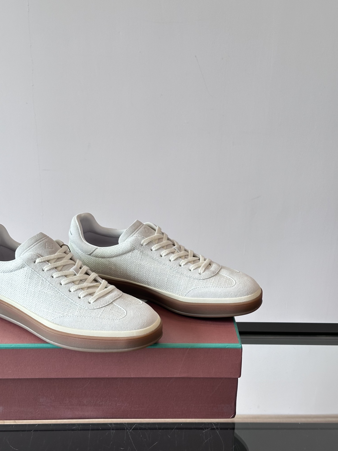 LoroPiana/诺悠翩雅 WeekendWalk男士新款运动鞋，采用轻盈防皱的纤维面料，鞋面绒面革嵌