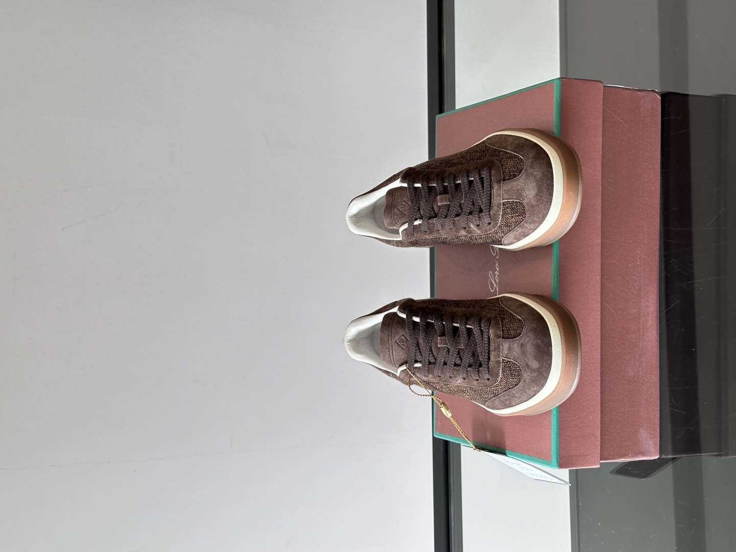 LoroPiana/诺悠翩雅 WeekendWalk男士新款运动鞋，采用轻盈防皱的纤维面料，鞋面绒面革嵌