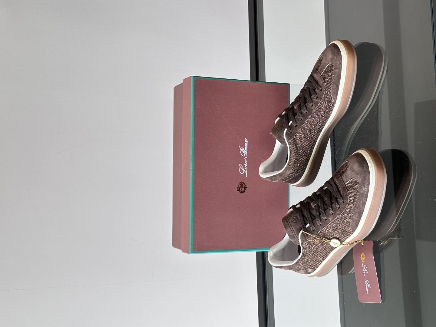 LoroPiana/诺悠翩雅 WeekendWalk男士新款运动鞋，采用轻盈防皱的纤维面料，鞋面绒面革嵌
