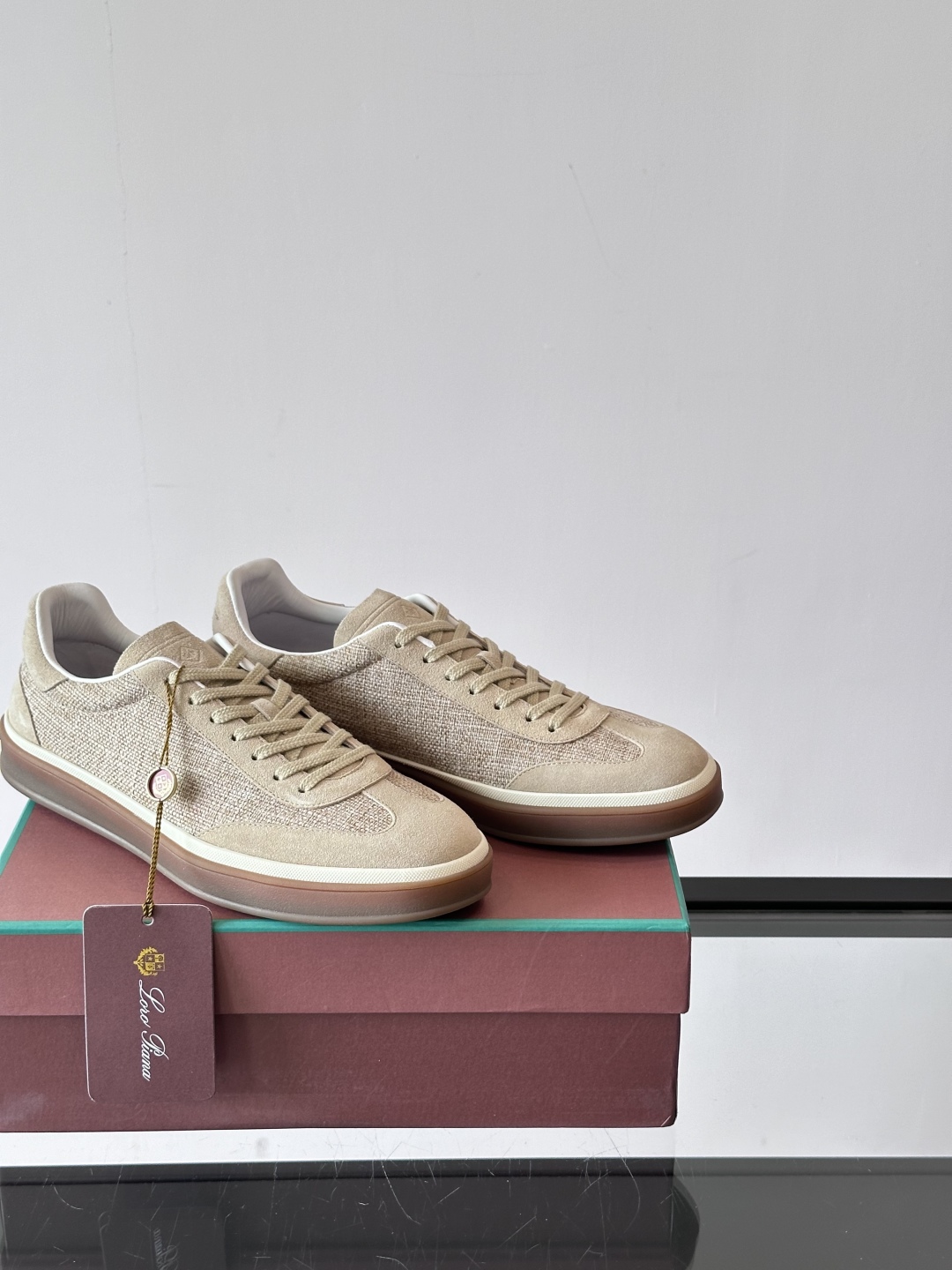 LoroPiana/诺悠翩雅 WeekendWalk男士新款运动鞋，采用轻盈防皱的纤维面料，鞋面绒面革嵌