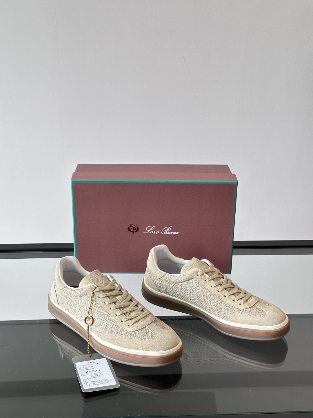 LoroPiana/诺悠翩雅 WeekendWalk男士新款运动鞋，采用轻盈防皱的纤维面料，鞋面绒面革嵌