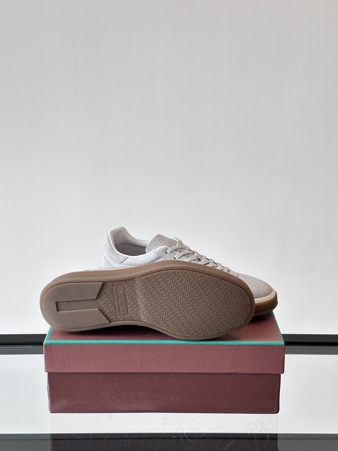 LoroPiana/诺悠翩雅 WeekendWalk男士新款运动鞋，采用轻盈防皱的纤维面料，鞋面绒面革嵌