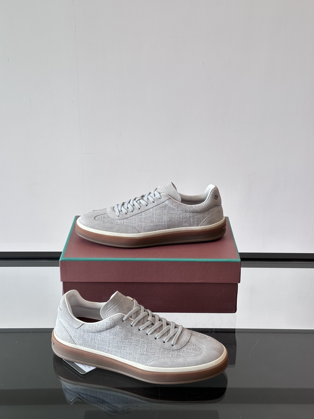 LoroPiana/诺悠翩雅 WeekendWalk男士新款运动鞋，采用轻盈防皱的纤维面料，鞋面绒面革嵌