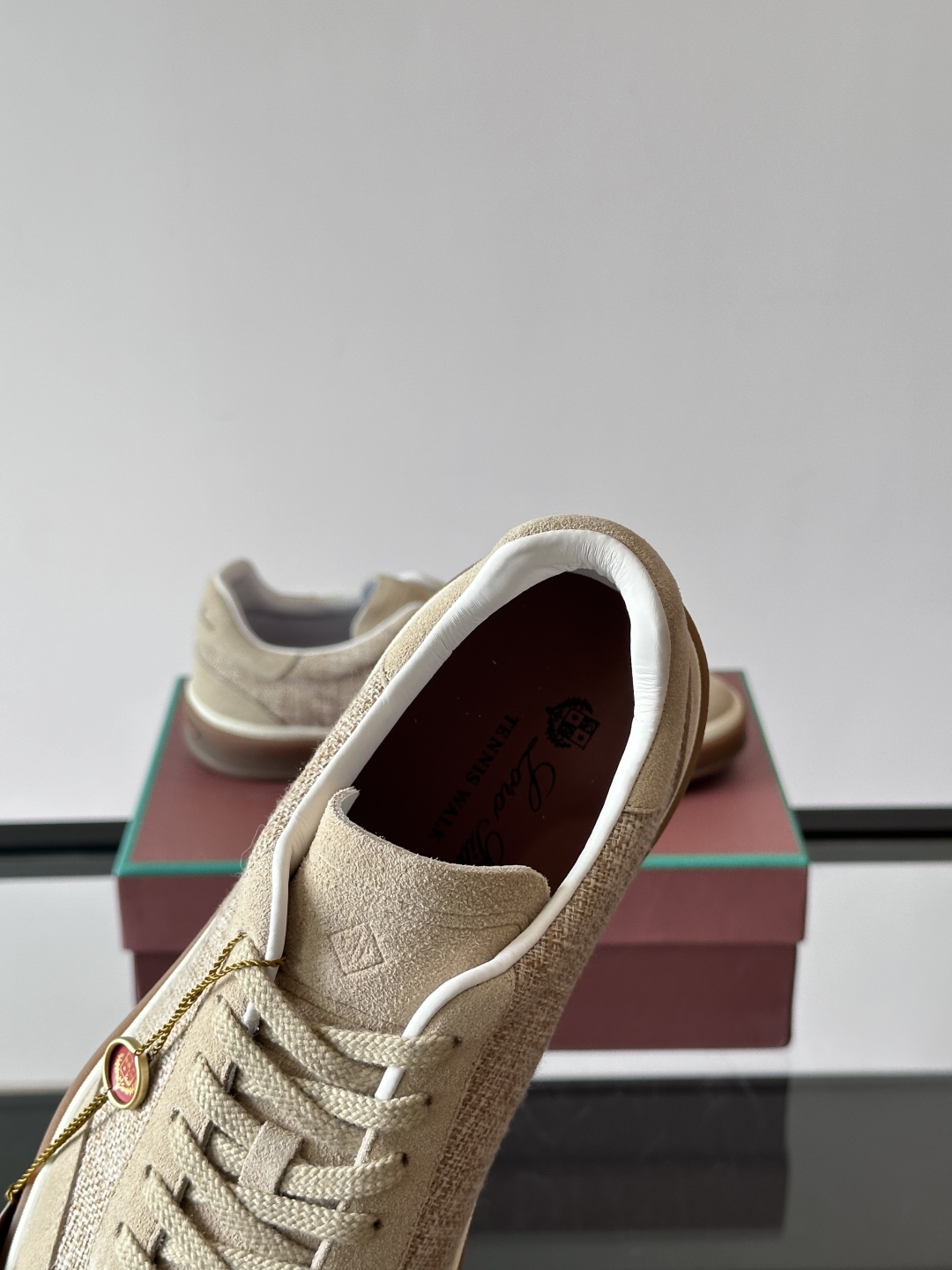 LoroPiana/诺悠翩雅 WeekendWalk男士新款运动鞋，采用轻盈防皱的纤维面料，鞋面绒面革嵌