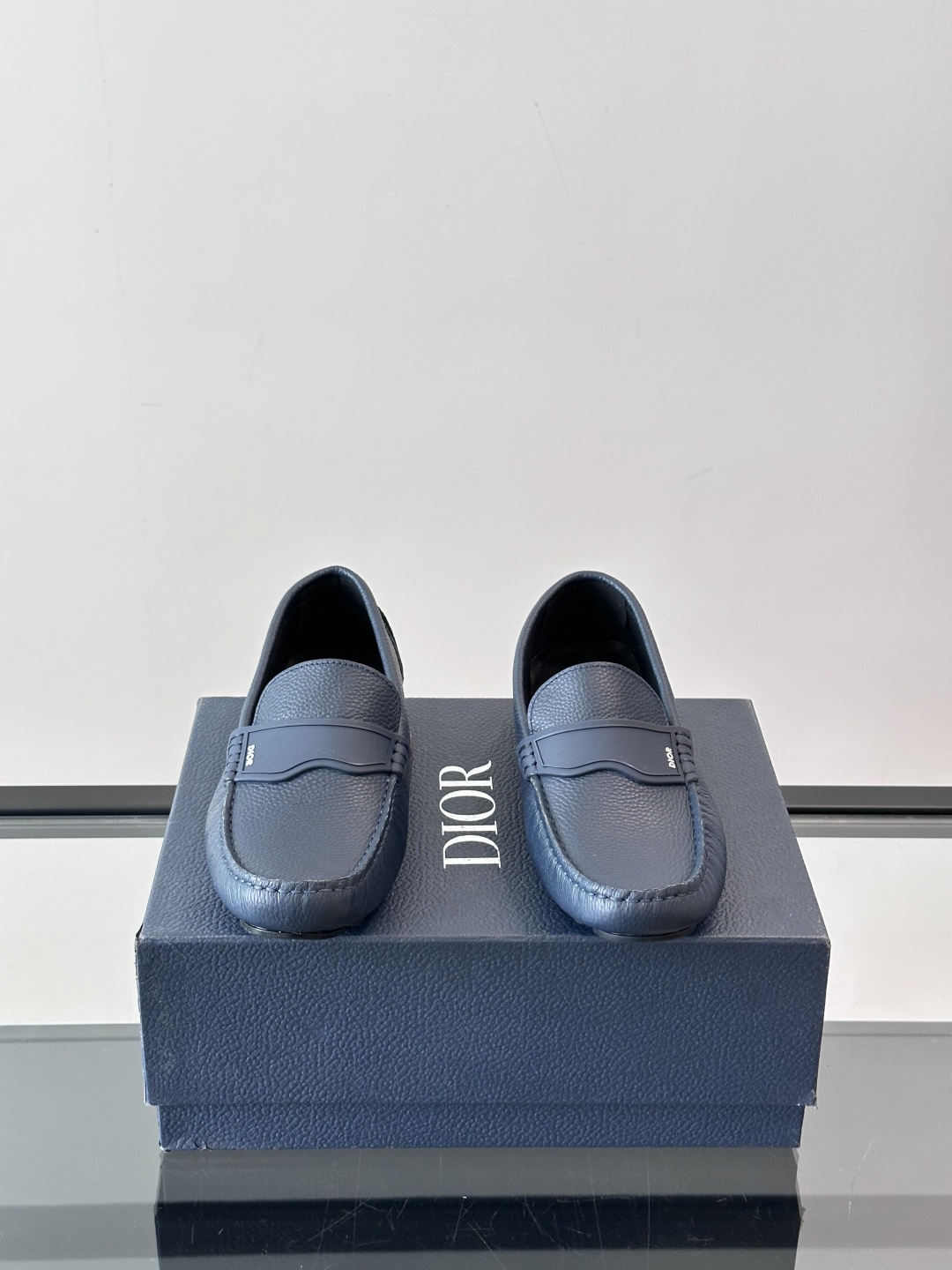 DIOR/迪奥男士休闲皮鞋，采用进口牛皮精心制作，鞋面饰以品牌饰扣装饰，别具一格。皮质质感极好，套穿式一