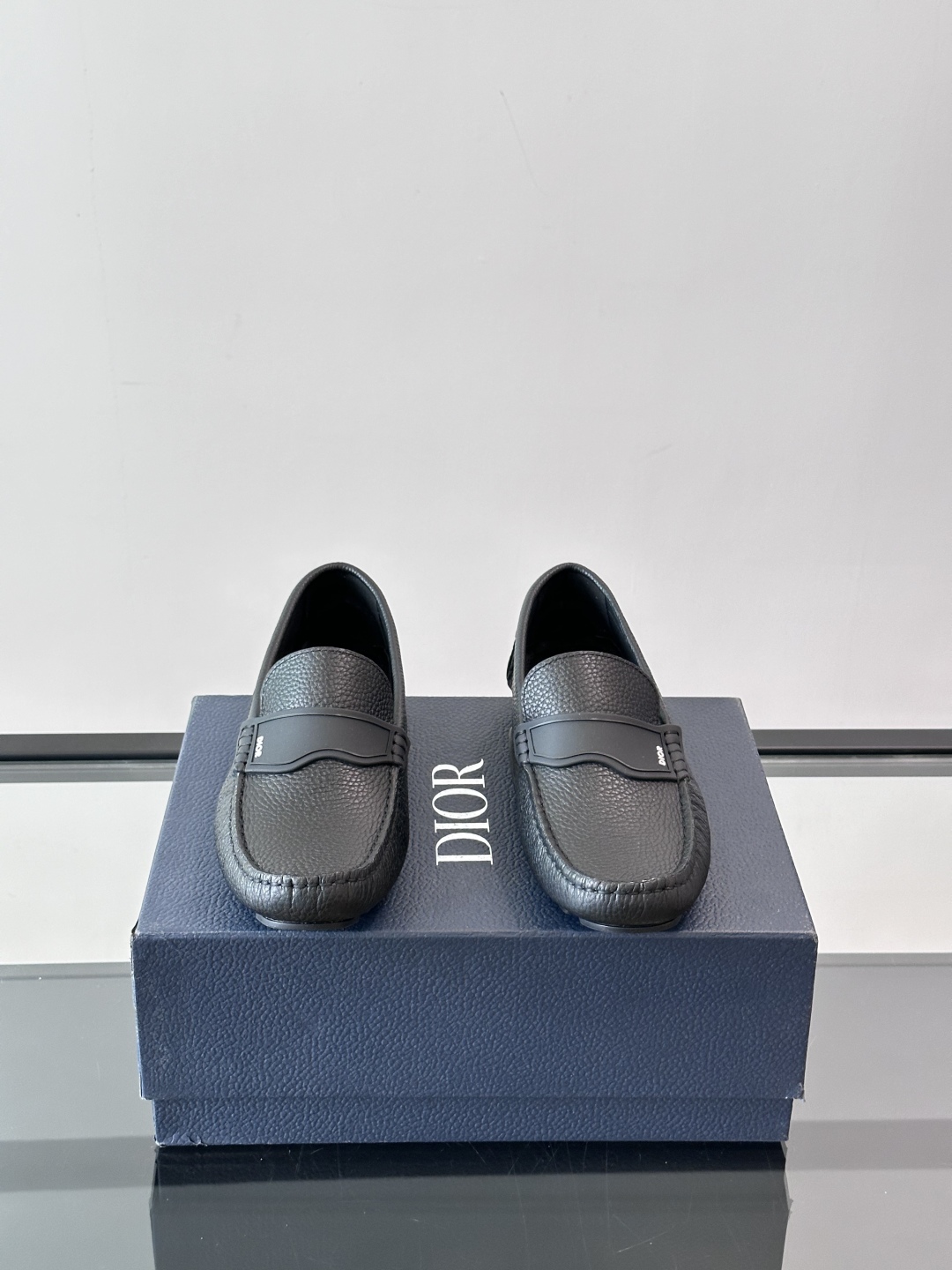 DIOR/迪奥男士休闲皮鞋，采用进口牛皮精心制作，鞋面饰以品牌饰扣装饰，别具一格。皮质质感极好，套穿式一