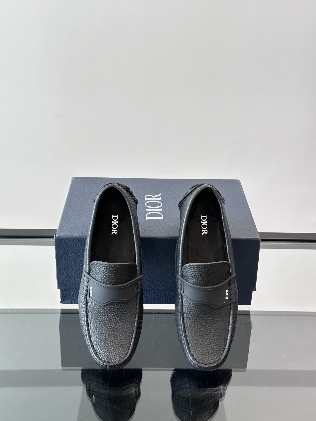 DIOR/迪奥男士休闲皮鞋，采用进口牛皮精心制作，鞋面饰以品牌饰扣装饰，别具一格。皮质质感极好，套穿式一