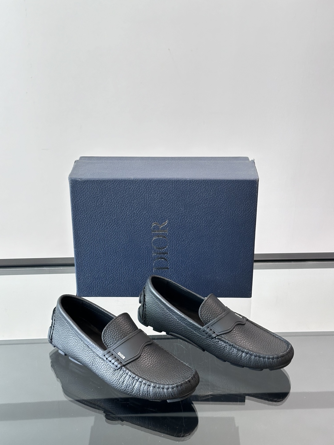 DIOR/迪奥男士休闲皮鞋，采用进口牛皮精心制作，鞋面饰以品牌饰扣装饰，别具一格。皮质质感极好，套穿式一