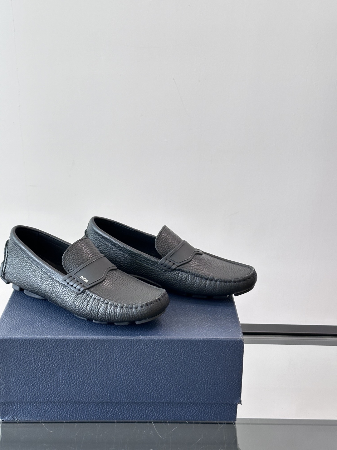 DIOR/迪奥男士休闲皮鞋，采用进口牛皮精心制作，鞋面饰以品牌饰扣装饰，别具一格。皮质质感极好，套穿式一