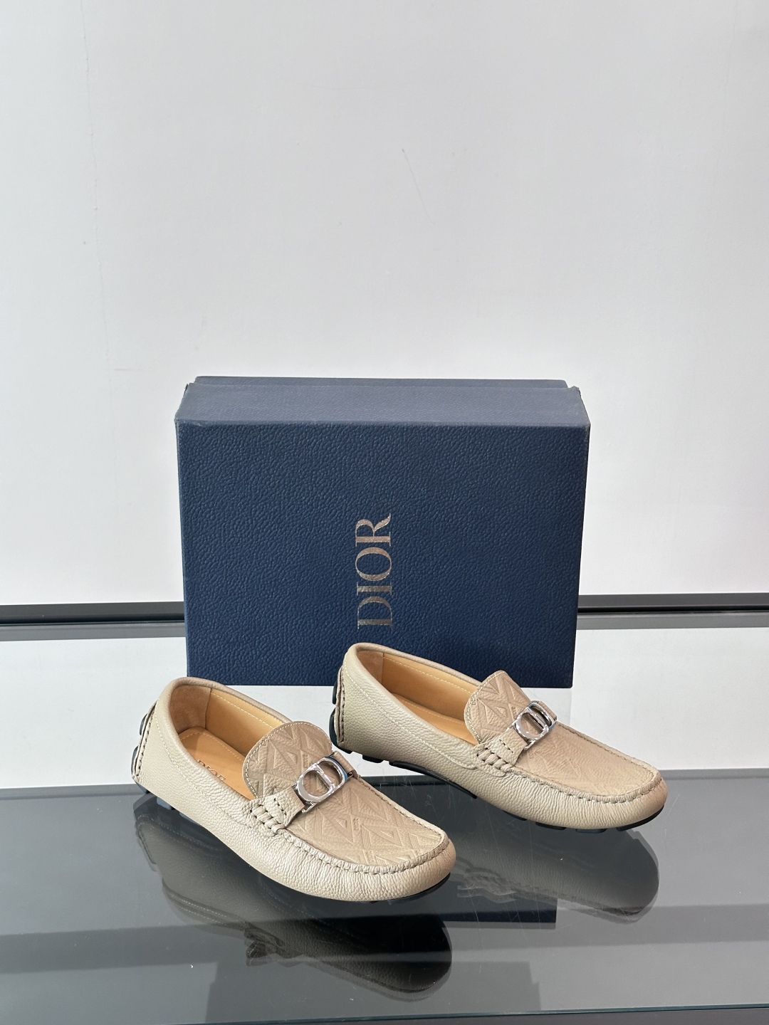DIOR/迪奥男士休闲皮鞋，采用进口牛皮精心制作，鞋面饰以品牌饰扣装饰，别具一格。皮质质感极好，套穿式一
