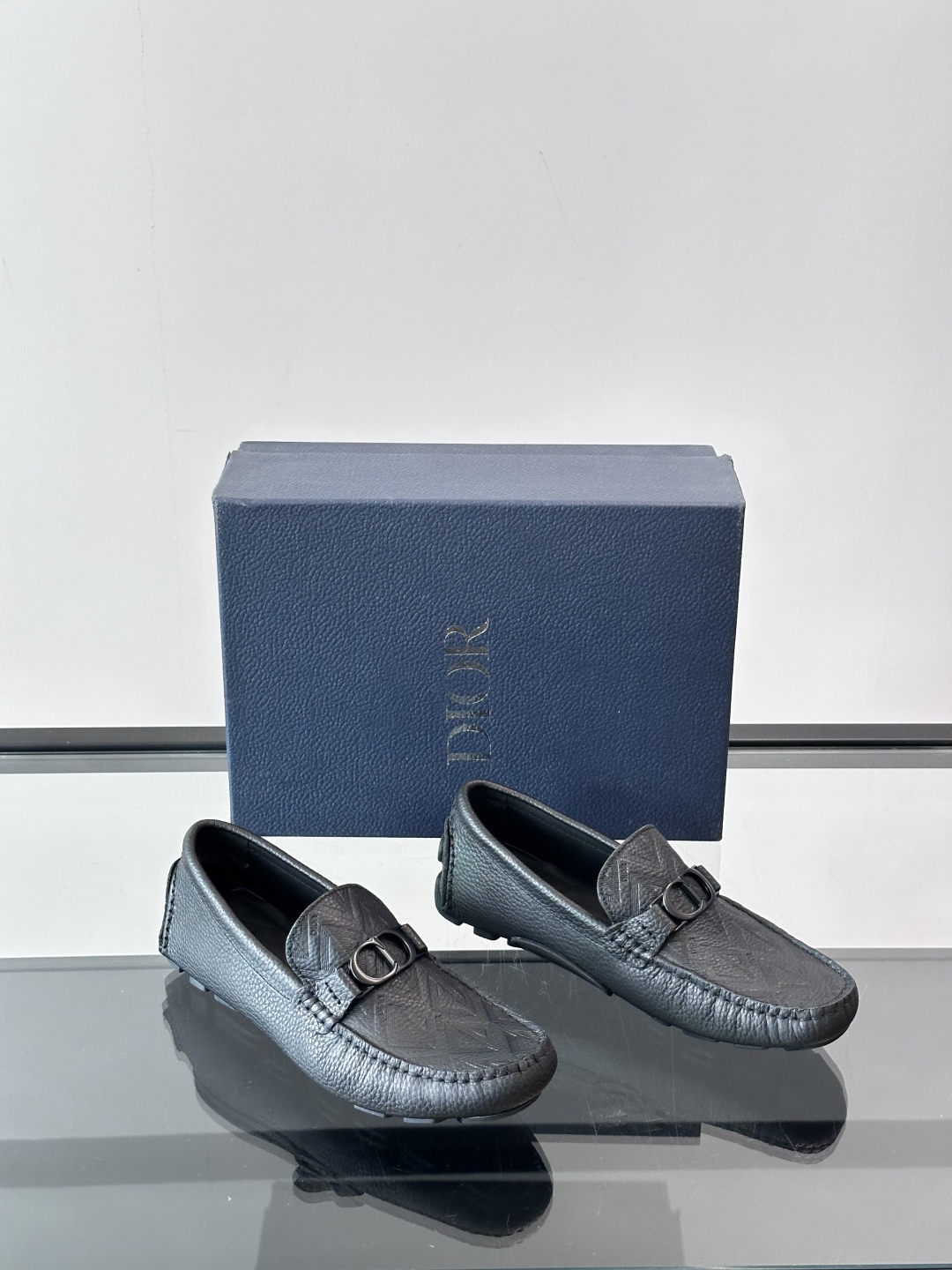 DIOR/迪奥男士休闲皮鞋，采用进口牛皮精心制作，鞋面饰以品牌饰扣装饰，别具一格。皮质质感极好，套穿式一