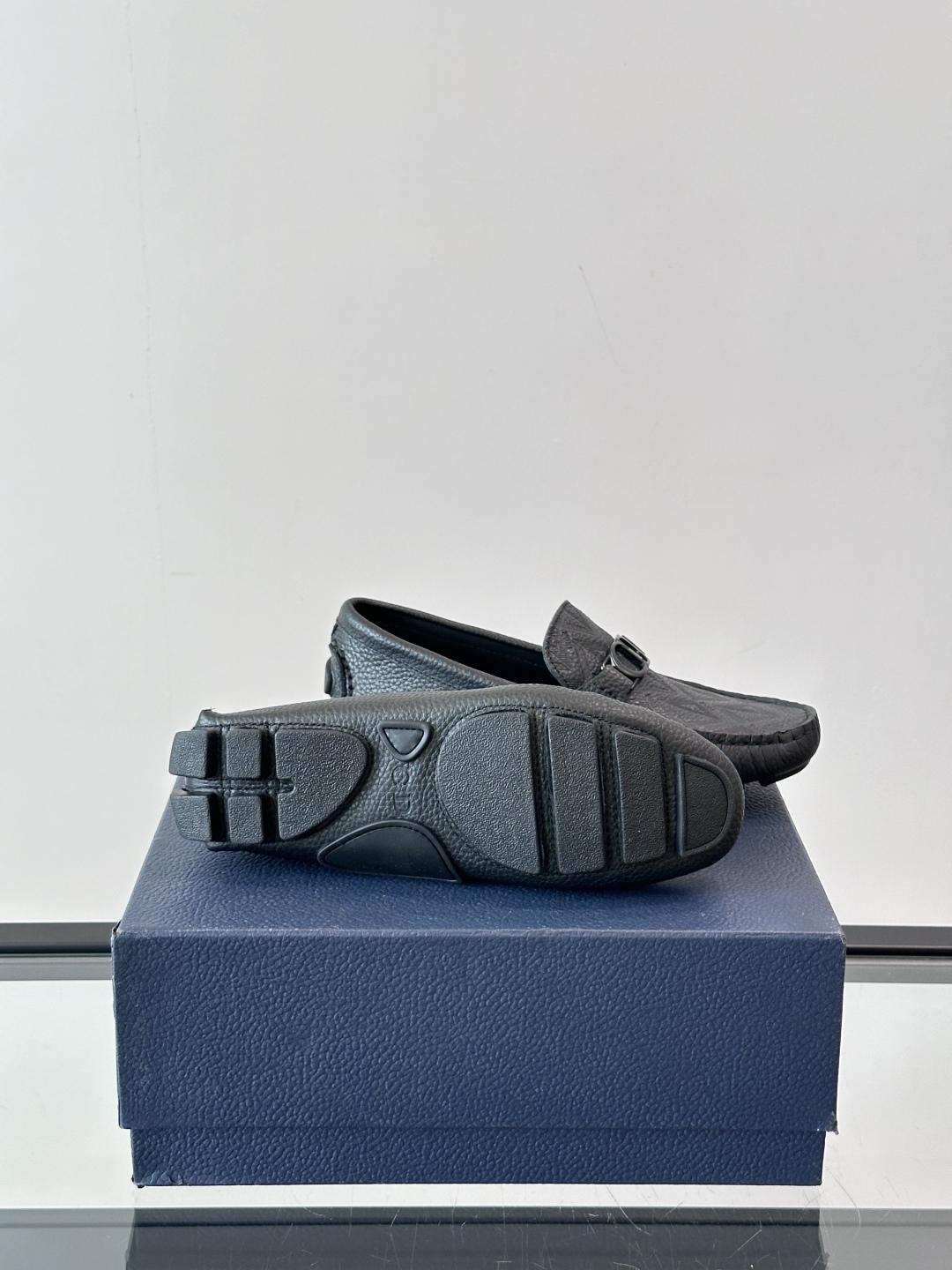 DIOR/迪奥男士休闲皮鞋，采用进口牛皮精心制作，鞋面饰以品牌饰扣装饰，别具一格。皮质质感极好，套穿式一