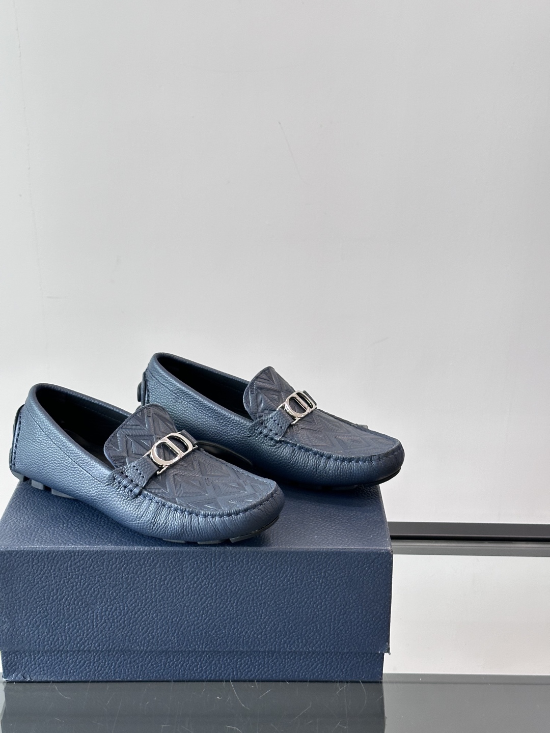 DIOR/迪奥男士休闲皮鞋，采用进口牛皮精心制作，鞋面饰以品牌饰扣装饰，别具一格。皮质质感极好，套穿式一