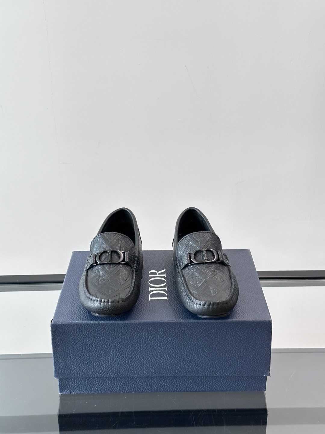 DIOR/迪奥男士休闲皮鞋，采用进口牛皮精心制作，鞋面饰以品牌饰扣装饰，别具一格。皮质质感极好，套穿式一