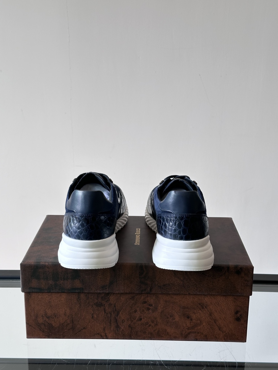 Stefano Ricci 史蒂芬高端奢侈品牌，男士休闲运动鞋，原版牛皮搭配绒面牛皮。质感高端细腻，内里