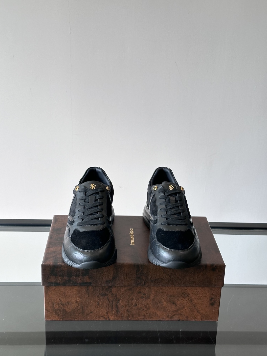 Stefano Ricci 史蒂芬高端奢侈品牌，男士休闲运动鞋，原版牛皮搭配绒面牛皮。质感高端细腻，内里